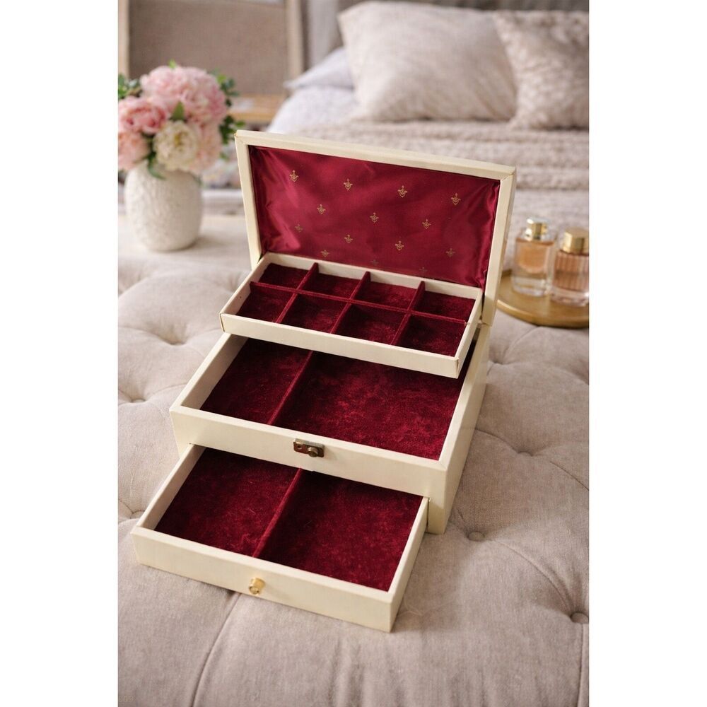 Bond Street Jewelry Box With Red Felt Liner. Vintage
